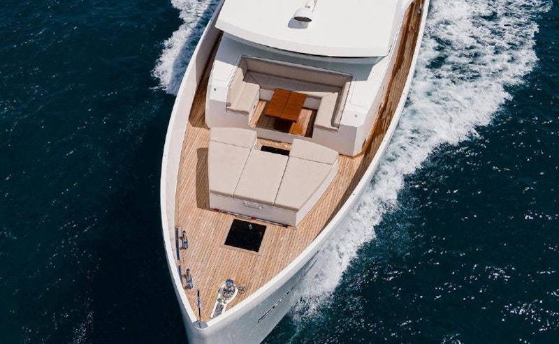 foredeck lounge