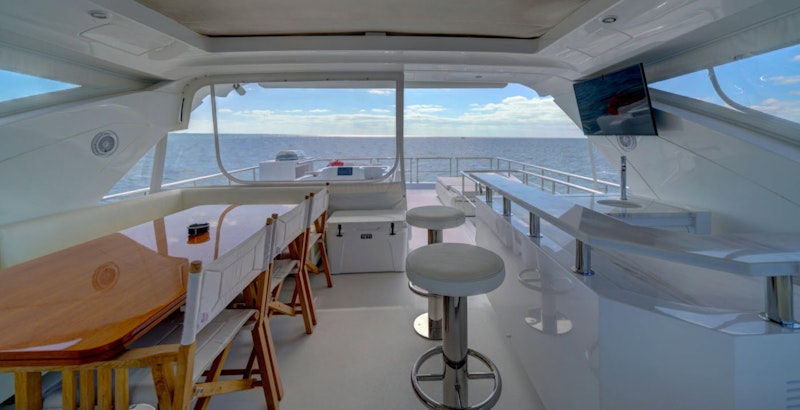flybridge dining area - azimut 80