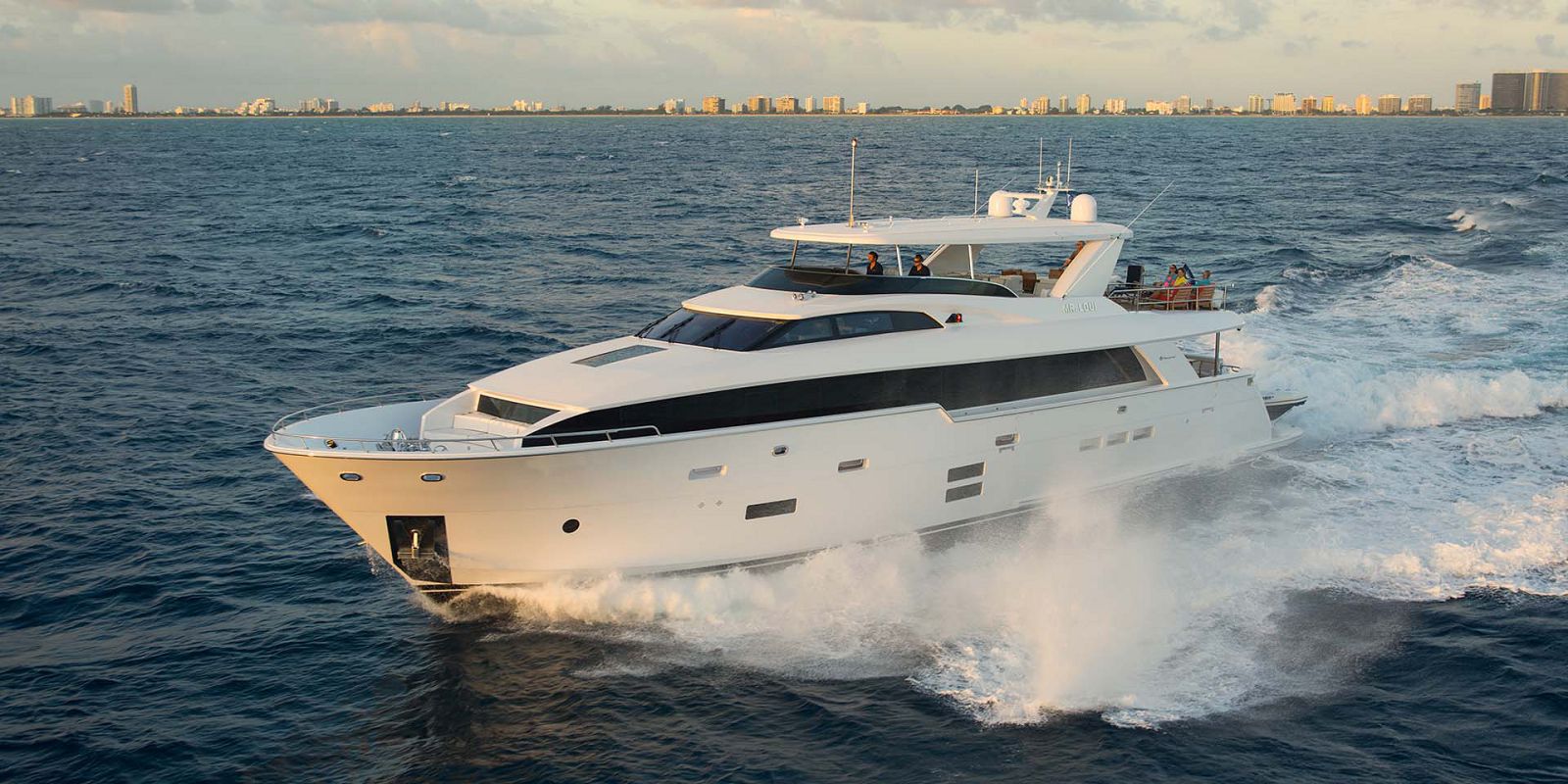 Hatteras 100 raised pilothouse motor yacht
