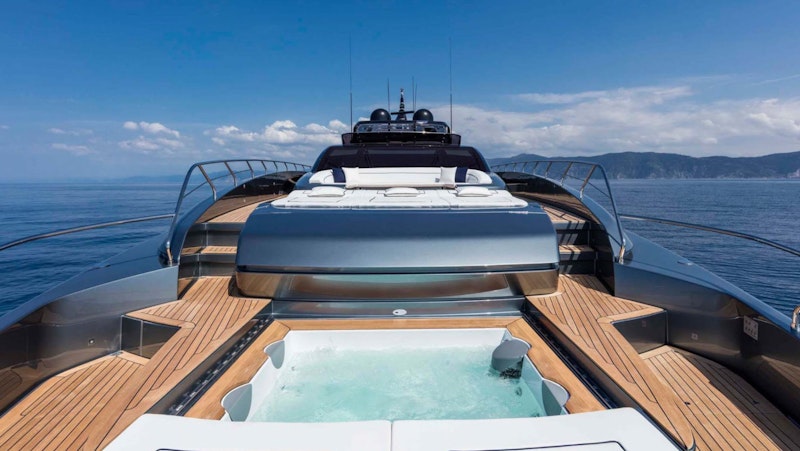 jacuzzi on bow - riva 110