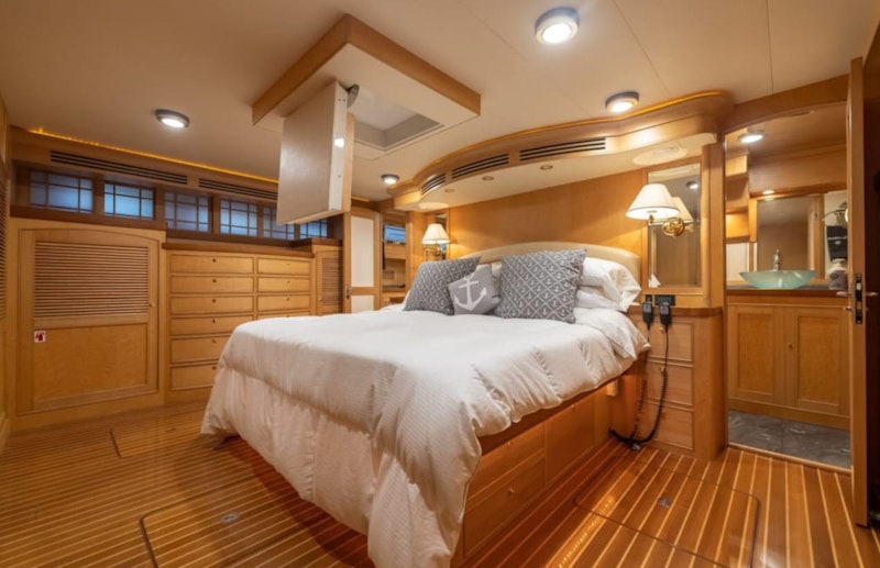 master stateroom marlow 72