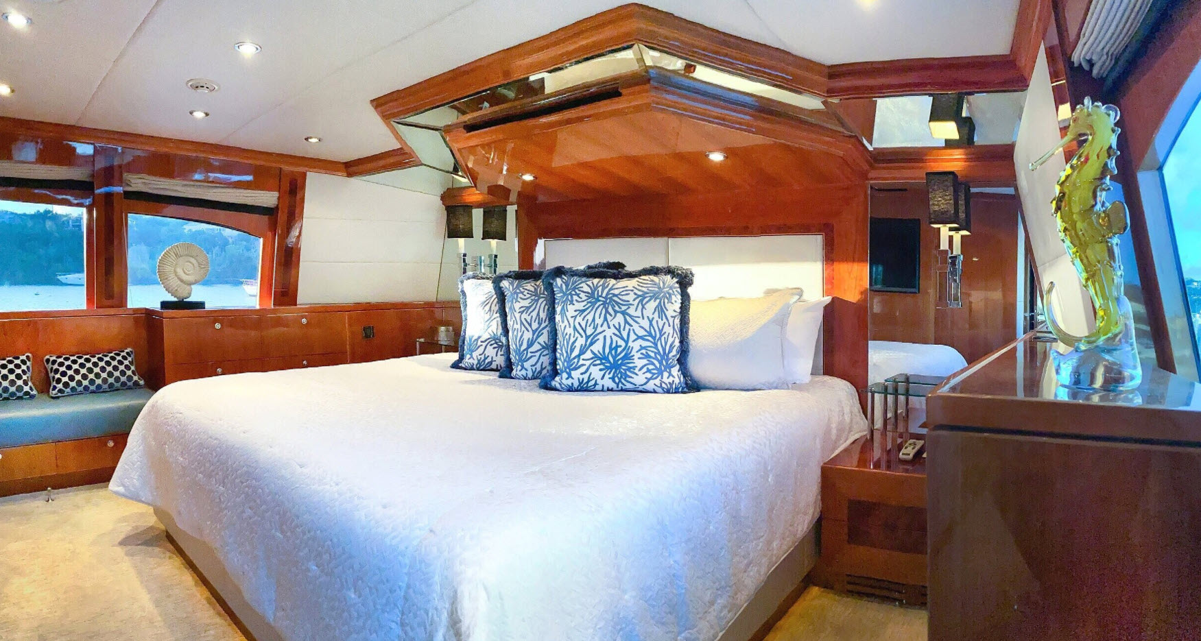 main deck master stateroom - hargrave 101 motor yacht