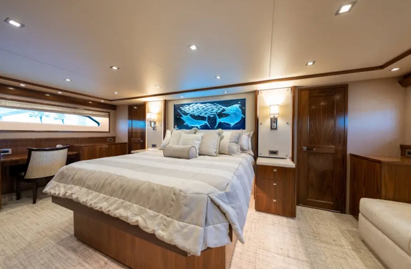 master cabin - viking 92