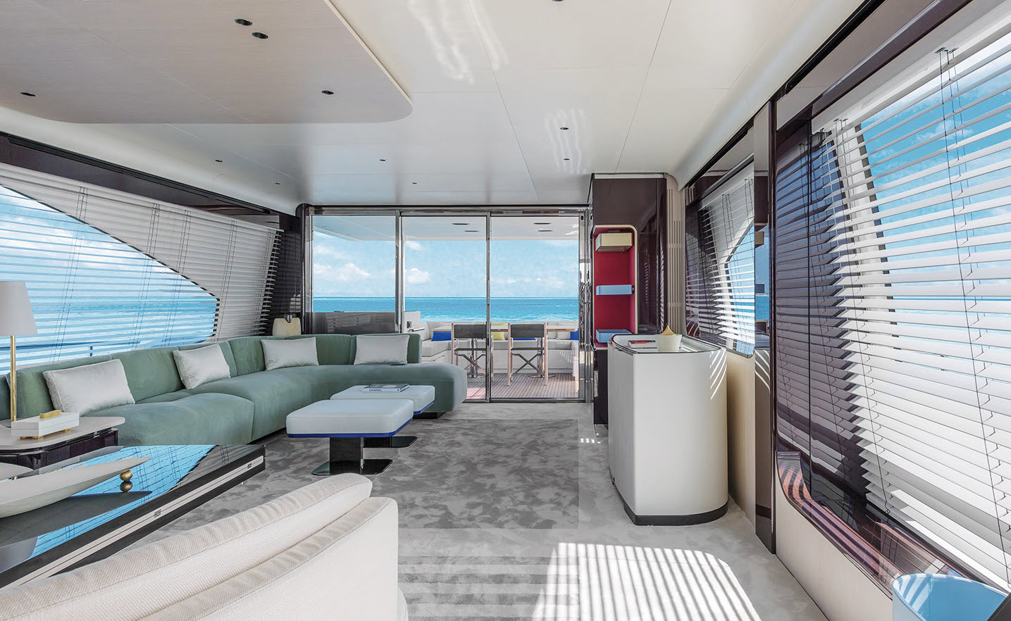 salon on the azimut grande 25 metri