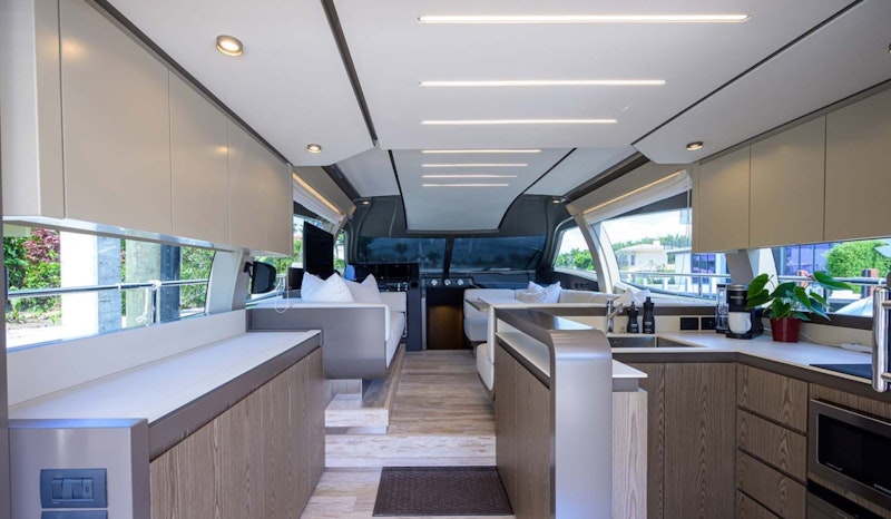 salon on ferretti 550