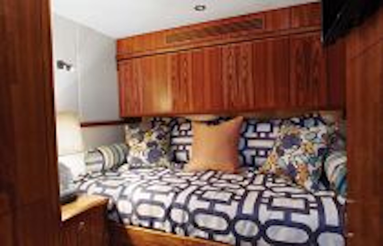 photo of Hatteras GT70 Bed